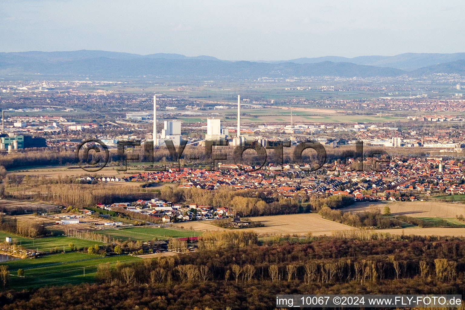 Vue aérienne de Zone de loisirs Bleu Adriatique à Altrip dans le département Rhénanie-Palatinat, Allemagne