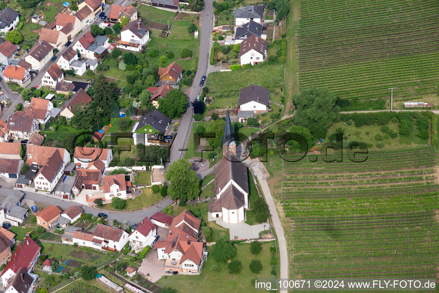 Quartier Rechtenbach in Schweigen-Rechtenbach dans le département Rhénanie-Palatinat, Allemagne du point de vue du drone