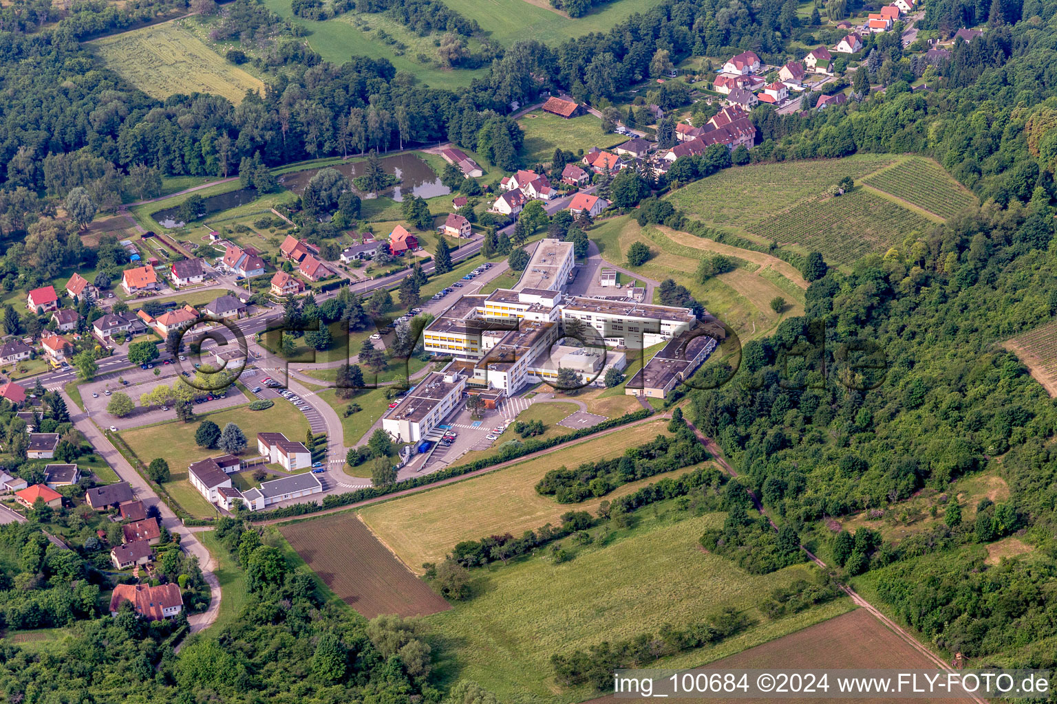 Vue aérienne de Terrain hospitalier du Centre Hospitalier de la Lauter à Wissembourg dans le département Bas Rhin, France