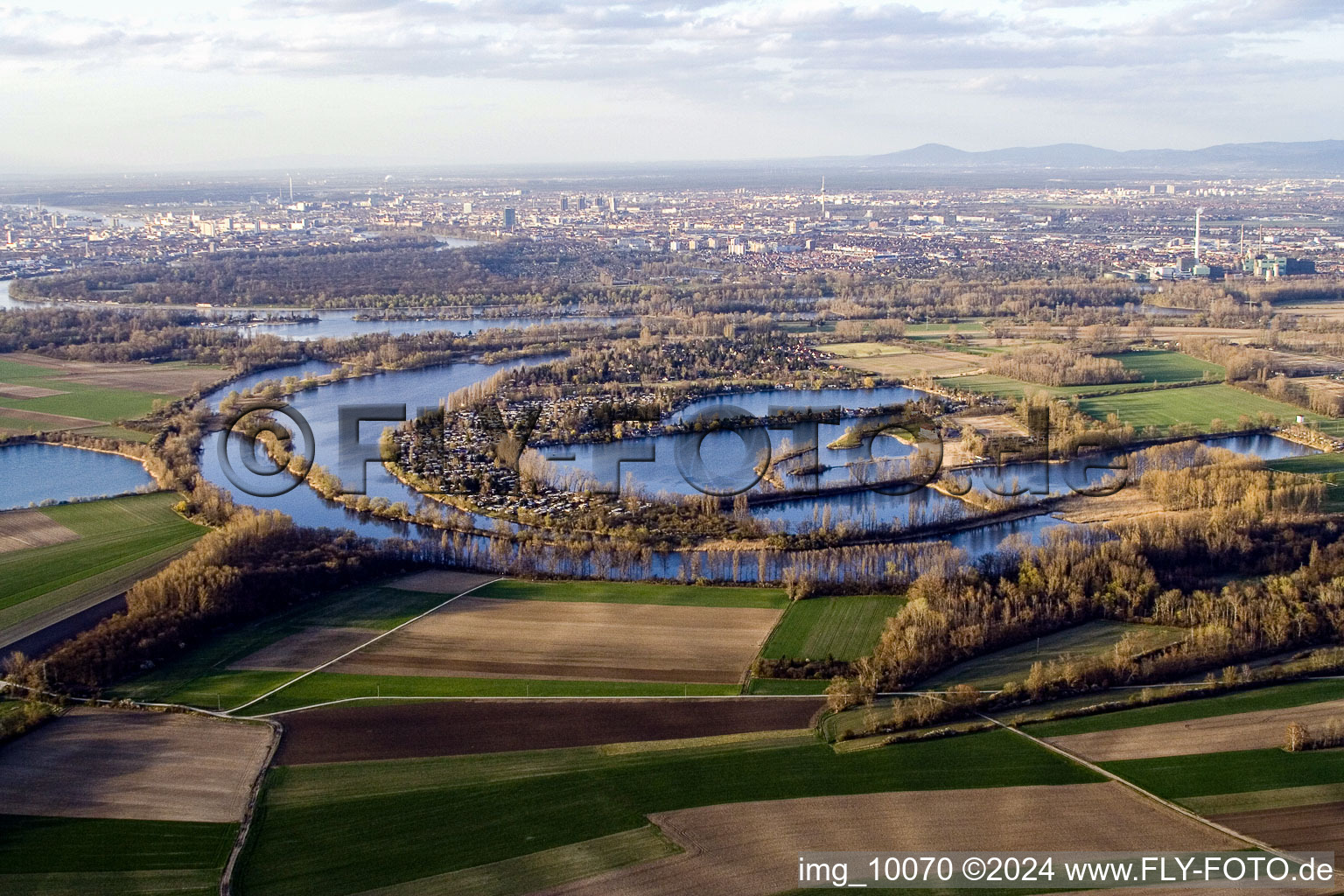 Vue aérienne de Zone de loisirs Bleu Adriatique à Altrip dans le département Rhénanie-Palatinat, Allemagne