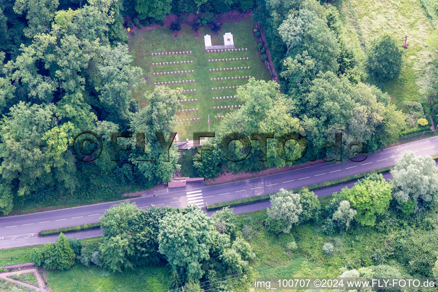 Vue aérienne de Cimetière militaire des soldats italiens et russes de la guerre 1914-18 à Weiler à Wissembourg à le quartier Sankt Germanshof in Wissembourg dans le département Bas Rhin, France