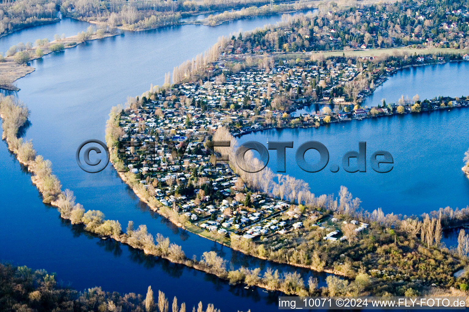 Vue aérienne de Lacs et zones riveraines avec campings et résidences de week-end dans la zone de loisirs Blaue Adria dans le district de Riedsiedlung à Altrip dans le département Rhénanie-Palatinat, Allemagne