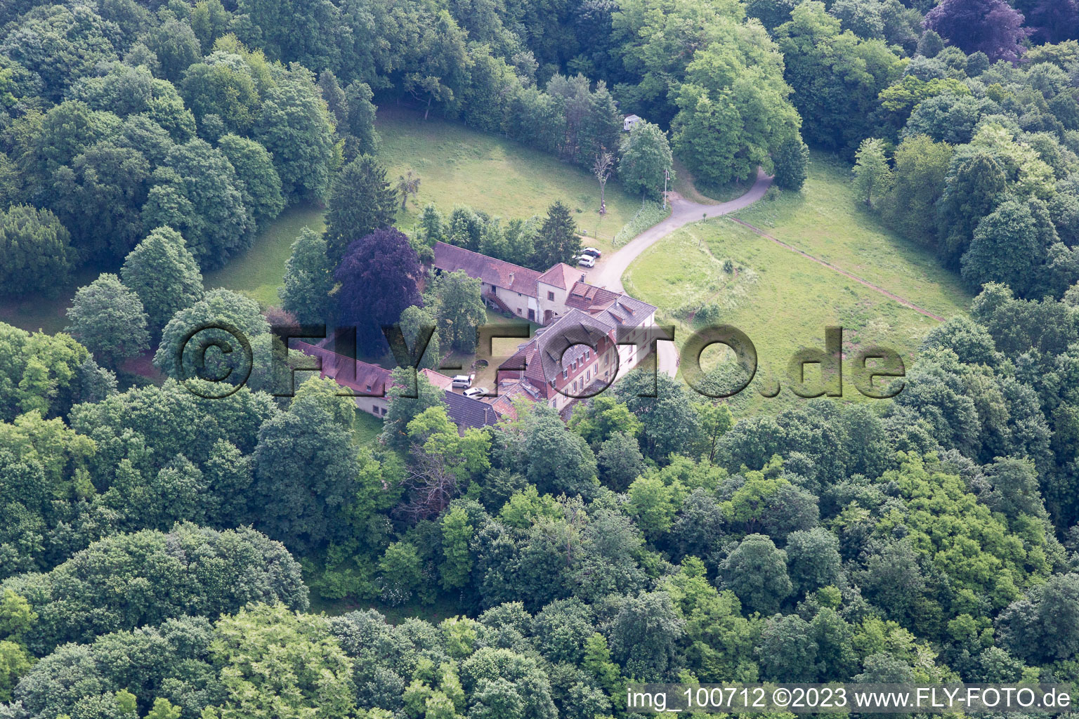 Sankt Germannshof dans le département Rhénanie-Palatinat, Allemagne du point de vue du drone