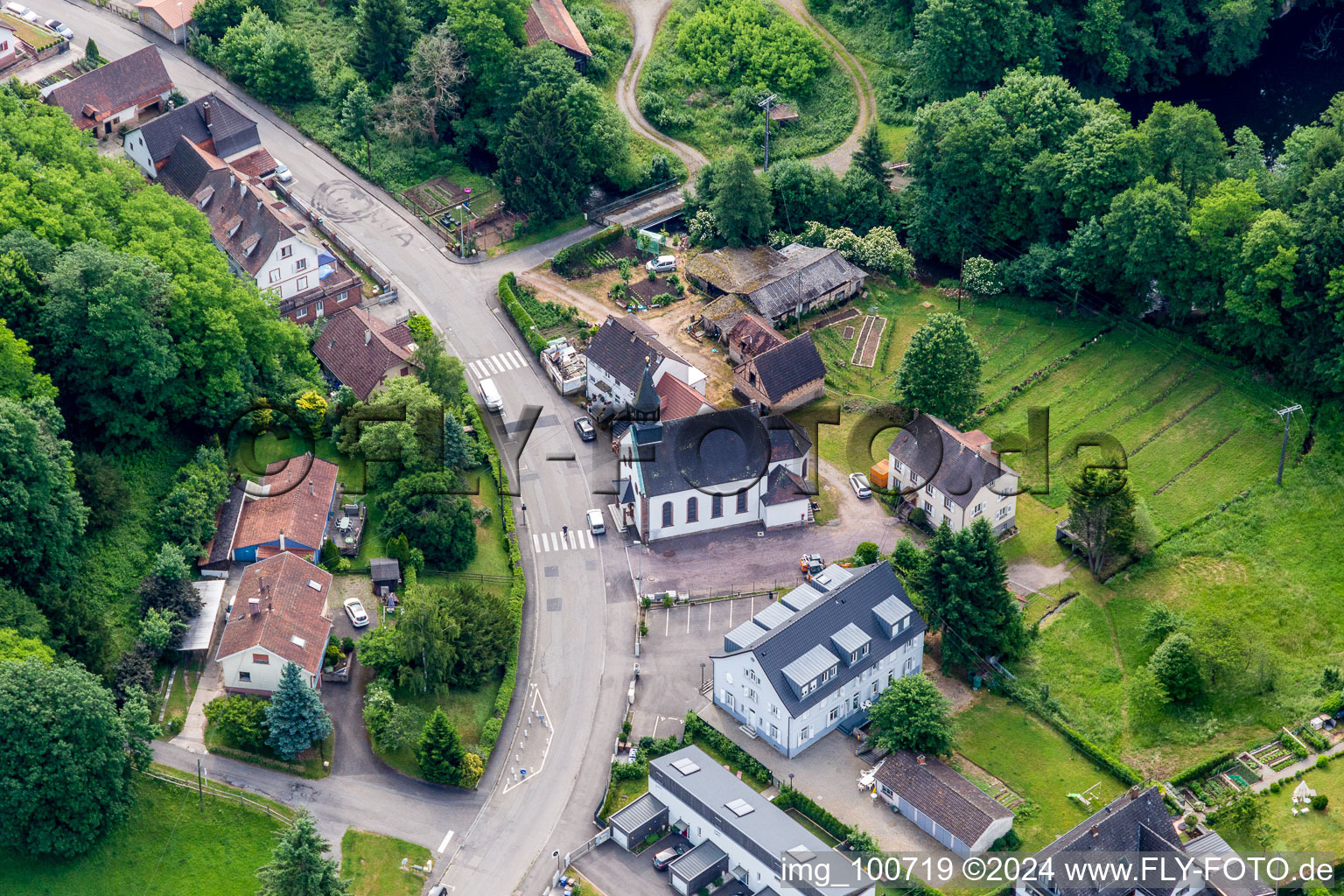 Vue aérienne de Chapelle à le quartier Weiler in Wissembourg dans le département Bas Rhin, France