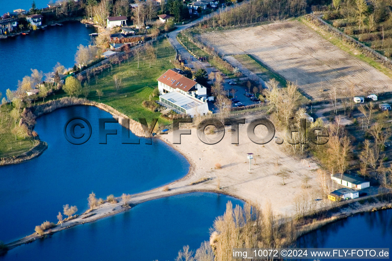 Photographie aérienne de Lacs et zones riveraines avec campings et résidences de week-end dans la zone de loisirs Blaue Adria dans le district de Riedsiedlung à Altrip dans le département Rhénanie-Palatinat, Allemagne