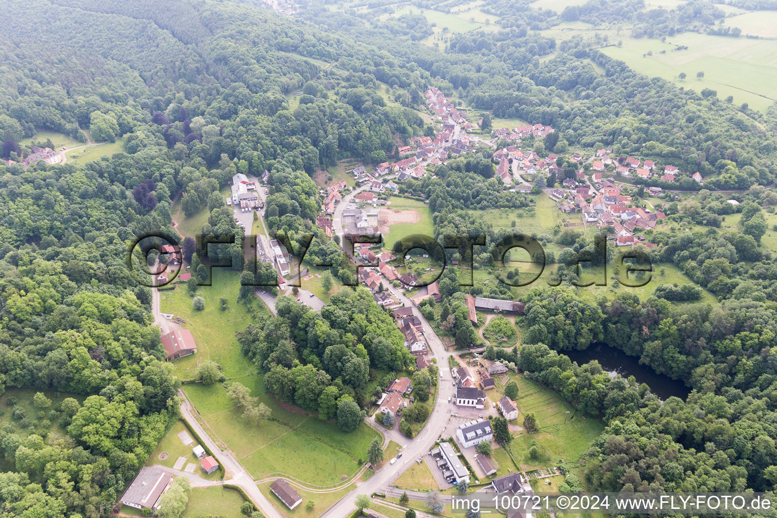 Vue aérienne de Près de Wissembourg à Weiler dans le département Bas Rhin, France