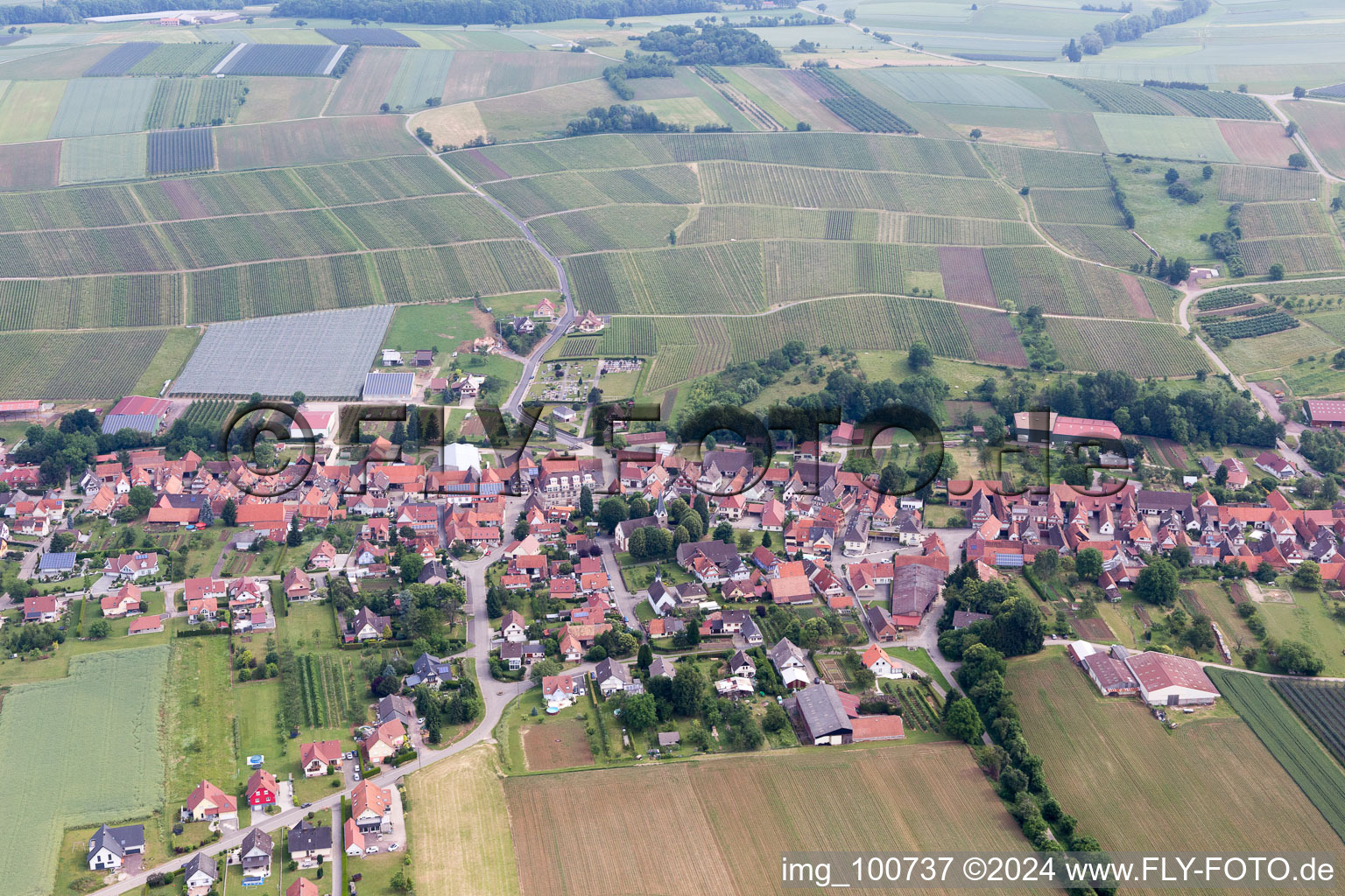 Steinseltz dans le département Bas Rhin, France du point de vue du drone