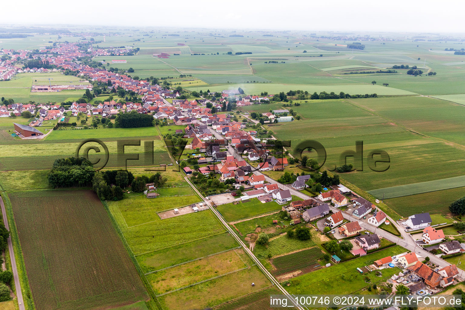 Vue aérienne de Le plus long village d'Alsace à Schleithal dans le département Bas Rhin, France