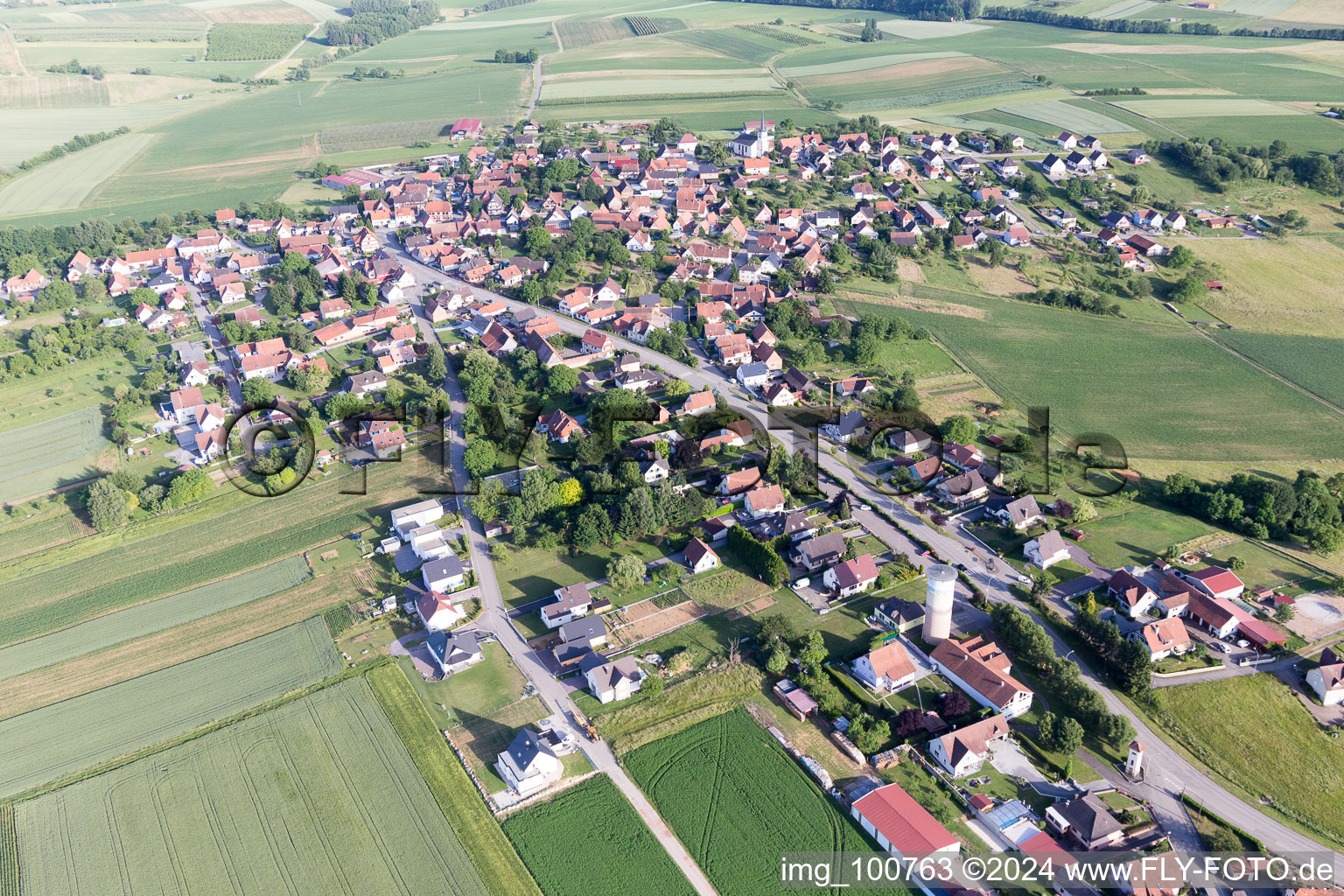 Vue aérienne de Schœnenbourg dans le département Bas Rhin, France