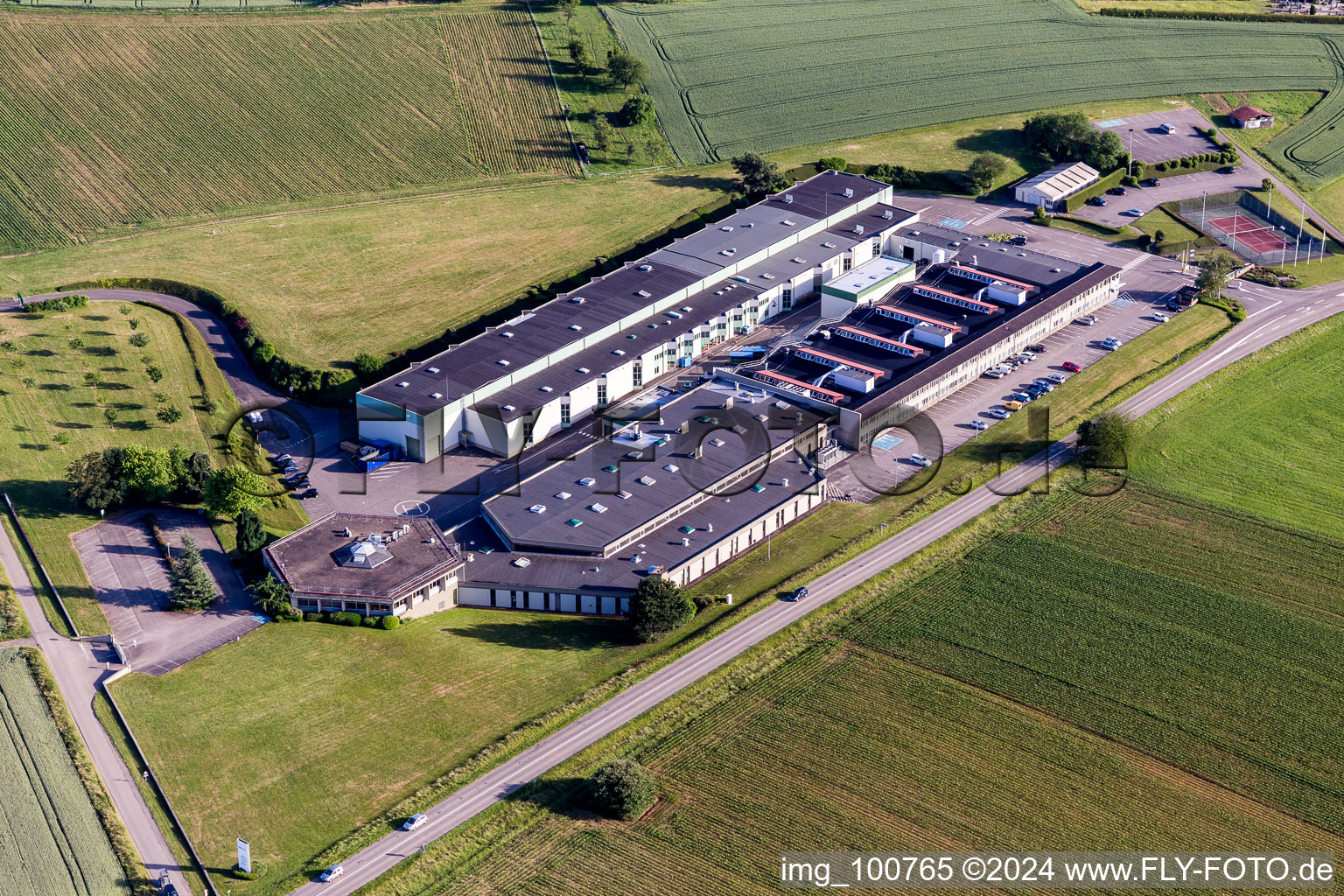 Vue aérienne de Locaux de l'usine Gunther Tools à Soultz-sous-Forêts à Retschwiller dans le département Bas Rhin, France