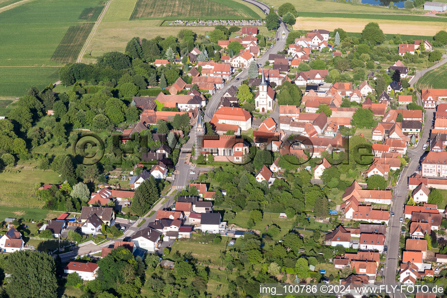 Vue aérienne de Vue sur le village à Merkwiller-Pechelbronn dans le département Bas Rhin, France