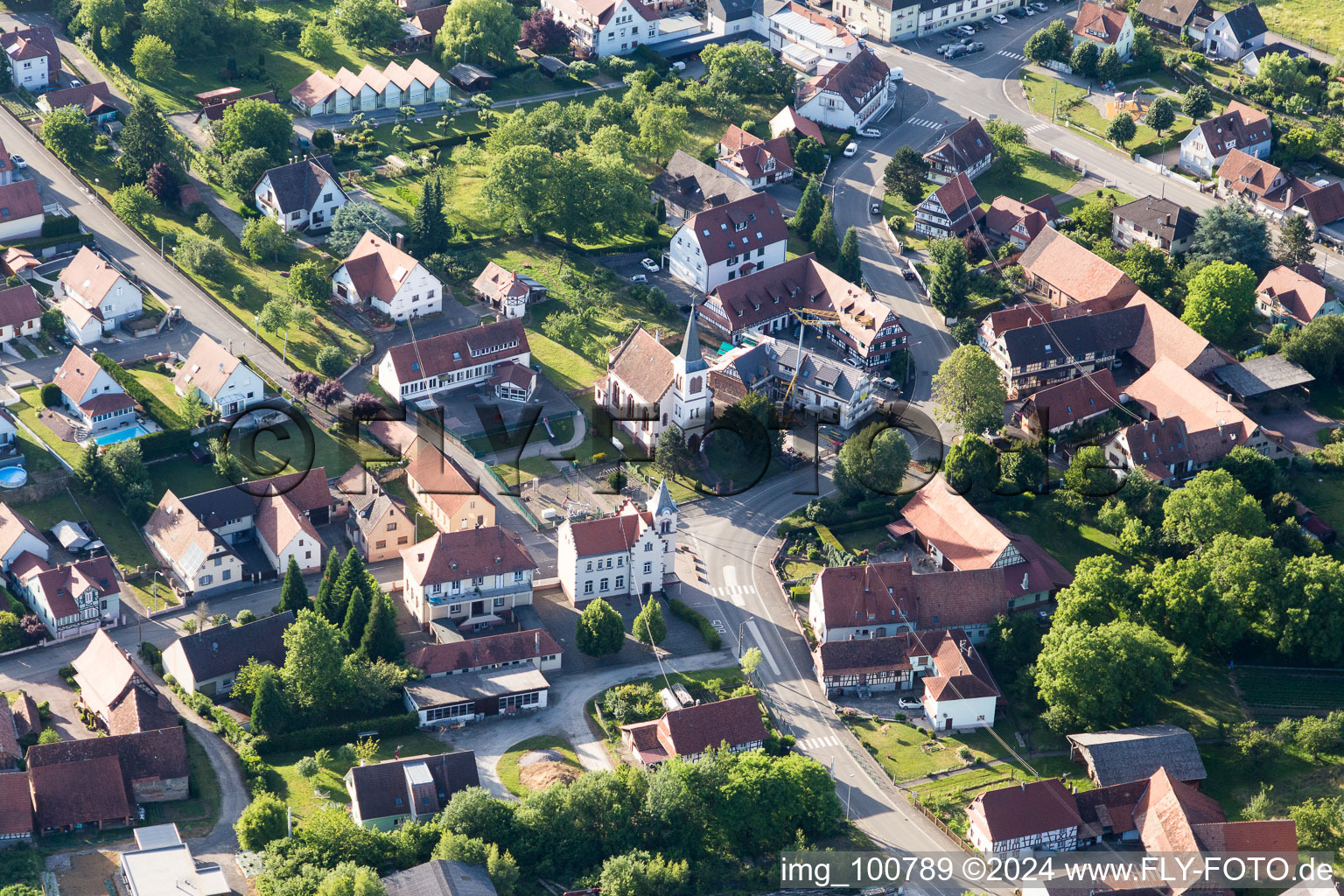 Vue aérienne de Vue sur le village à Merkwiller-Pechelbronn dans le département Bas Rhin, France