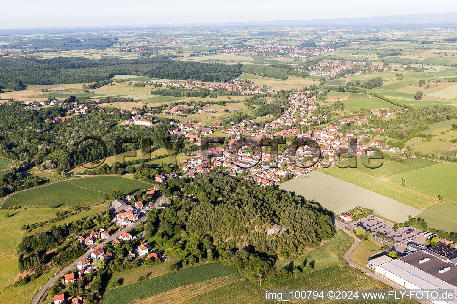 Vue aérienne de Vue des rues et des maisons des quartiers résidentiels à Merkwiller-Pechelbronn dans le département Bas Rhin, France