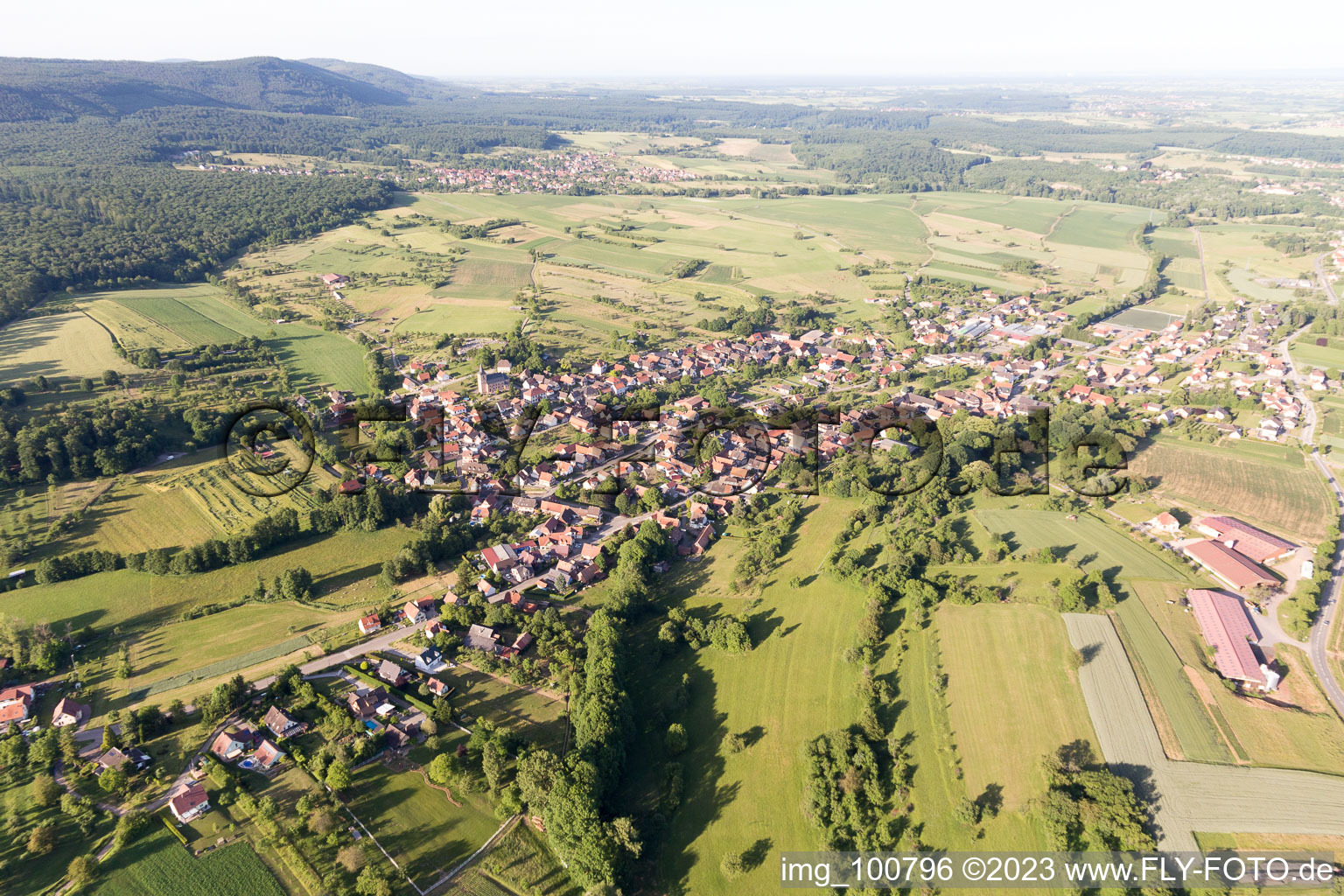Preuschdorf dans le département Bas Rhin, France du point de vue du drone