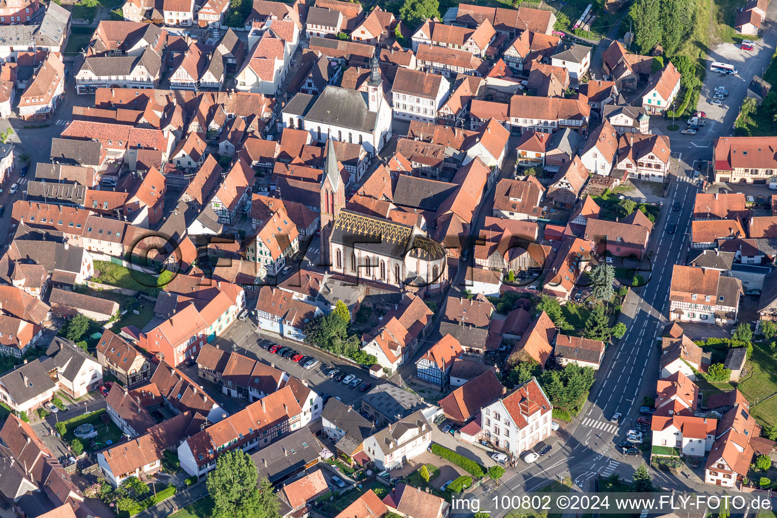 Vue aérienne de Église catholique Saint-Laurent à Woerth à Wœrth dans le département Bas Rhin, France