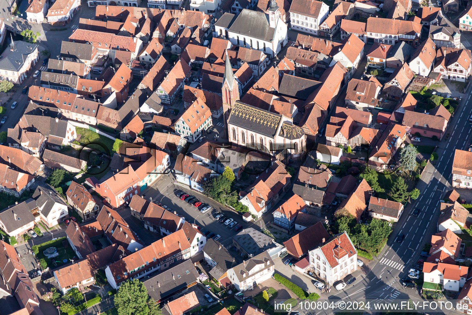 Vue aérienne de Église catholique Saint-Laurent à Woerth à Wœrth dans le département Bas Rhin, France