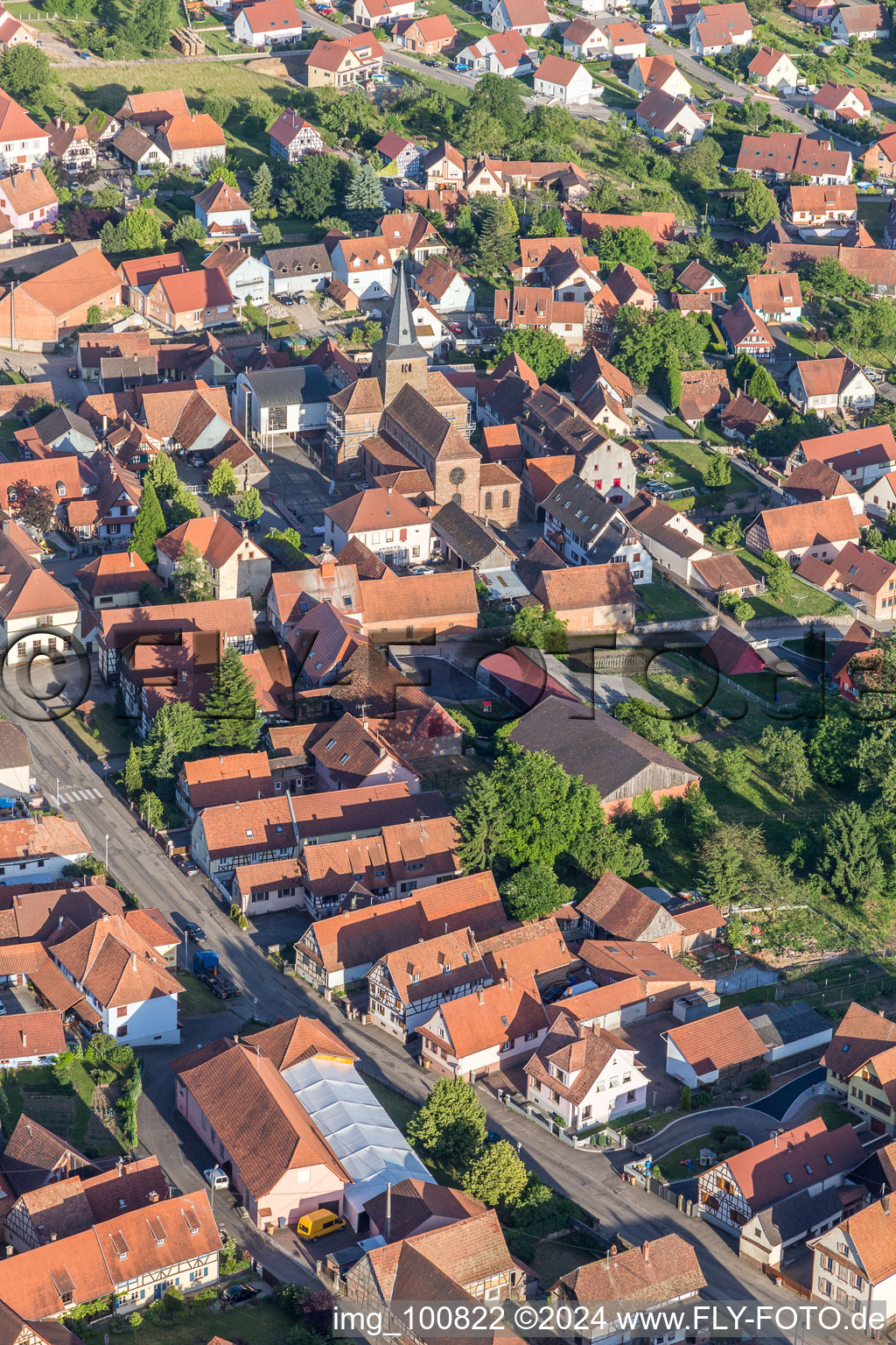 Vue aérienne de Bâtiment religieux du Presbytère Catholique dans le centre ancien du centre-ville à Surbourg dans le département Bas Rhin, France