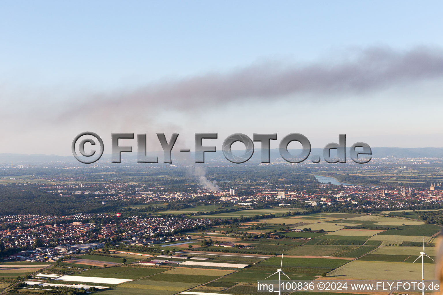 Vue aérienne de Formation de fumée et de flammes lors des travaux d'extinction d'un grand incendie dans un entrepôt d'antiquités et de vieilles voitures sur la Werkstrasse à Speyer dans le département Rhénanie-Palatinat, Allemagne