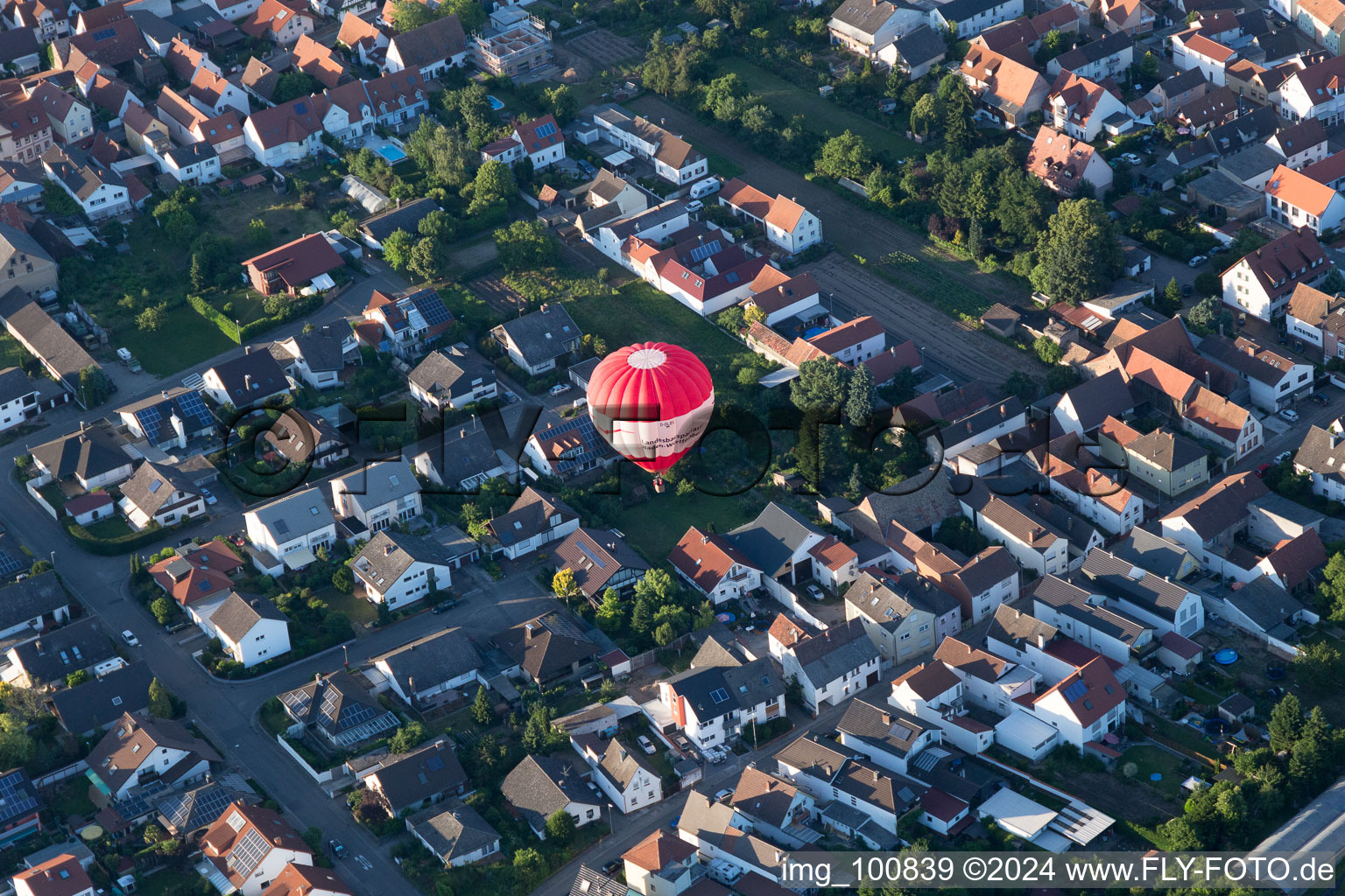 Dudenhofen dans le département Rhénanie-Palatinat, Allemagne du point de vue du drone