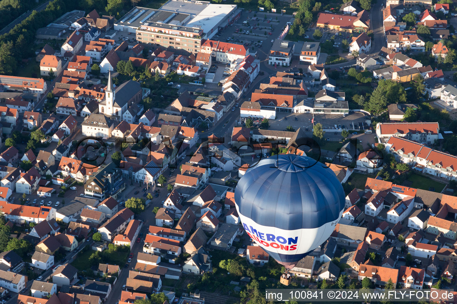 Dudenhofen dans le département Rhénanie-Palatinat, Allemagne vu d'un drone