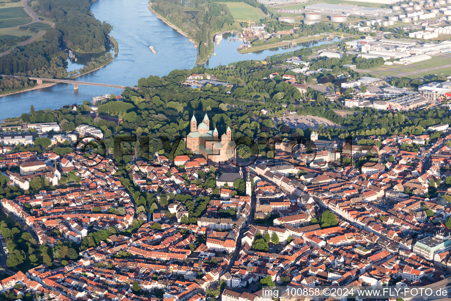 Vue aérienne de Bâtiment de l'église de la cathédrale de la cathédrale à Speyer à Speyer dans le département Rhénanie-Palatinat, Allemagne