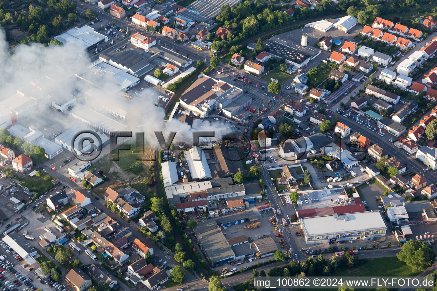 Vue aérienne de Formation de fumée et de flammes lors des travaux d'extinction d'un grand incendie dans un entrepôt d'antiquités et de vieilles voitures sur la Werkstrasse à Speyer dans le département Rhénanie-Palatinat, Allemagne