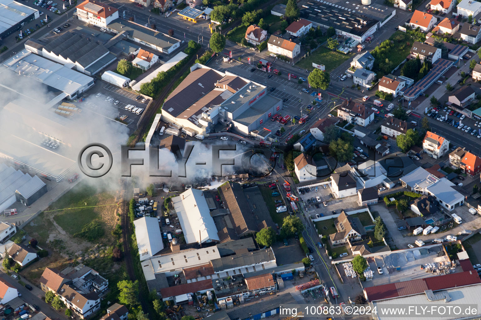 Photographie aérienne de Formation de fumée et de flammes lors des travaux d'extinction d'un grand incendie dans un entrepôt d'antiquités et de vieilles voitures sur la Werkstrasse à Speyer dans le département Rhénanie-Palatinat, Allemagne