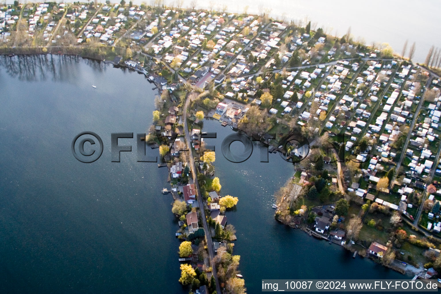 Vue oblique de Lacs et zones riveraines avec campings et résidences de week-end dans la zone de loisirs Blaue Adria dans le district de Riedsiedlung à Altrip dans le département Rhénanie-Palatinat, Allemagne