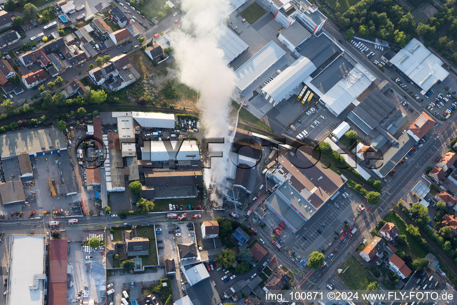 Formation de fumée et de flammes lors des travaux d'extinction d'un grand incendie dans un entrepôt d'antiquités et de vieilles voitures sur la Werkstrasse à Speyer dans le département Rhénanie-Palatinat, Allemagne depuis l'avion