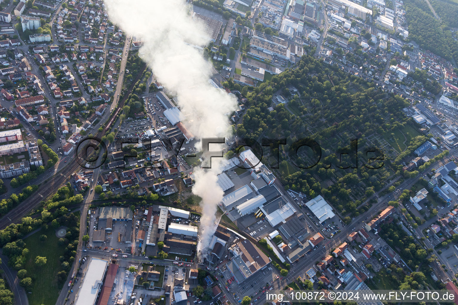 Vue d'oiseau de Formation de fumée et de flammes lors des travaux d'extinction d'un grand incendie dans un entrepôt d'antiquités et de vieilles voitures sur la Werkstrasse à Speyer dans le département Rhénanie-Palatinat, Allemagne