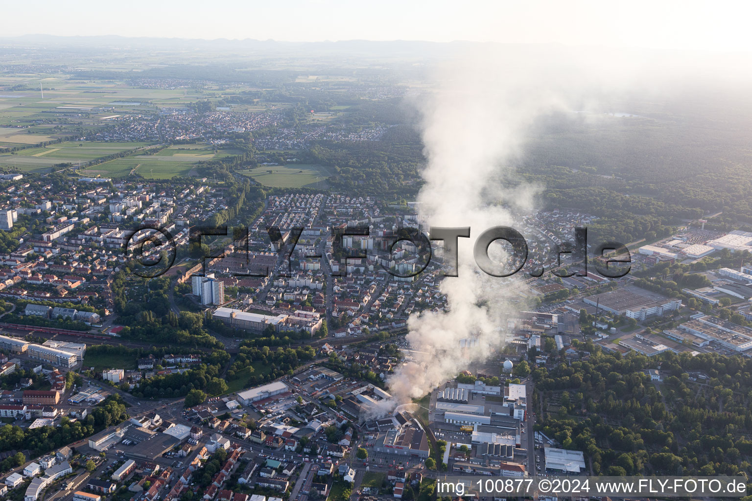 Formation de fumée et de flammes lors des travaux d'extinction d'un grand incendie dans un entrepôt d'antiquités et de vieilles voitures sur la Werkstrasse à Speyer dans le département Rhénanie-Palatinat, Allemagne vue du ciel