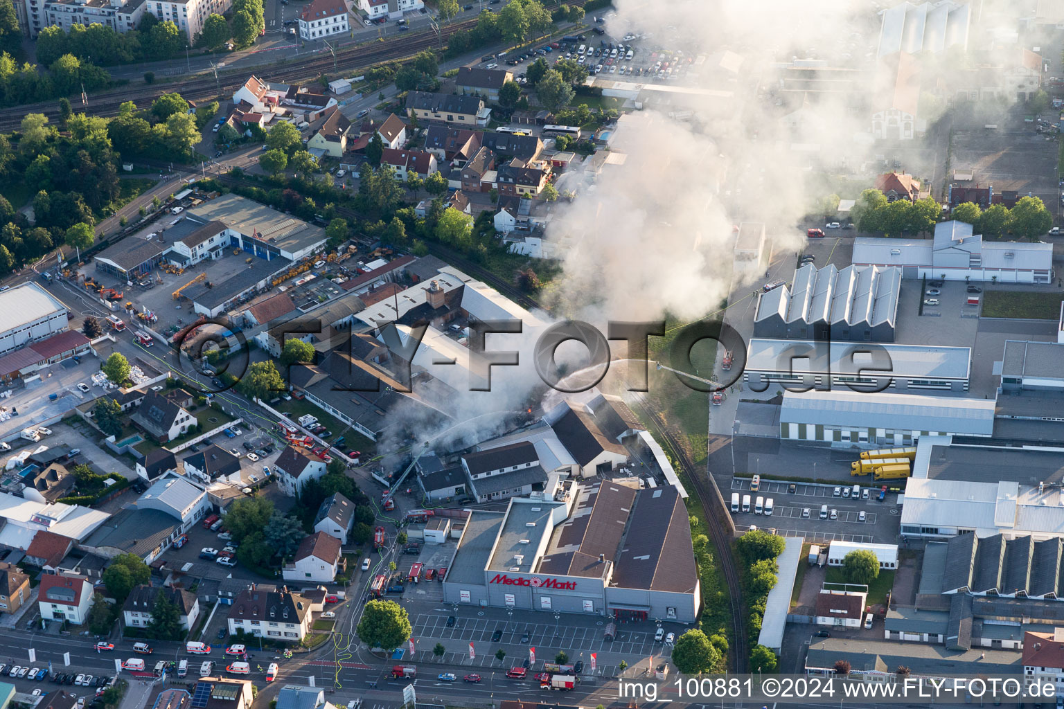 Image drone de Formation de fumée et de flammes lors des travaux d'extinction d'un grand incendie dans un entrepôt d'antiquités et de vieilles voitures sur la Werkstrasse à Speyer dans le département Rhénanie-Palatinat, Allemagne