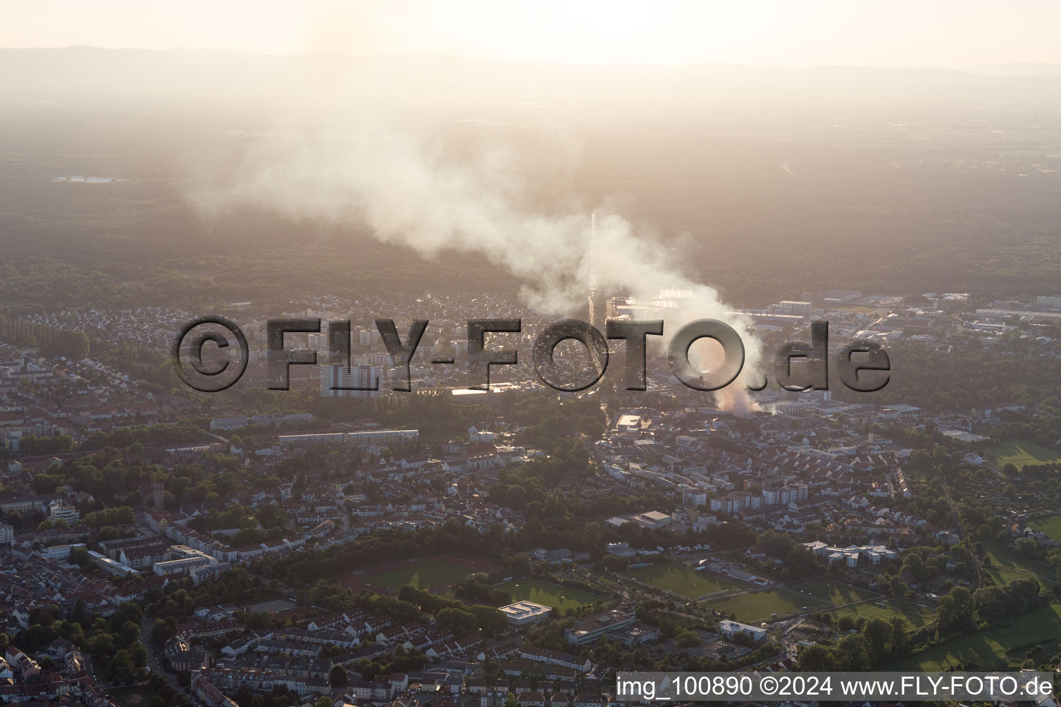 Formation de fumée et de flammes lors des travaux d'extinction d'un grand incendie dans un entrepôt d'antiquités et de vieilles voitures sur la Werkstrasse à Speyer dans le département Rhénanie-Palatinat, Allemagne du point de vue du drone