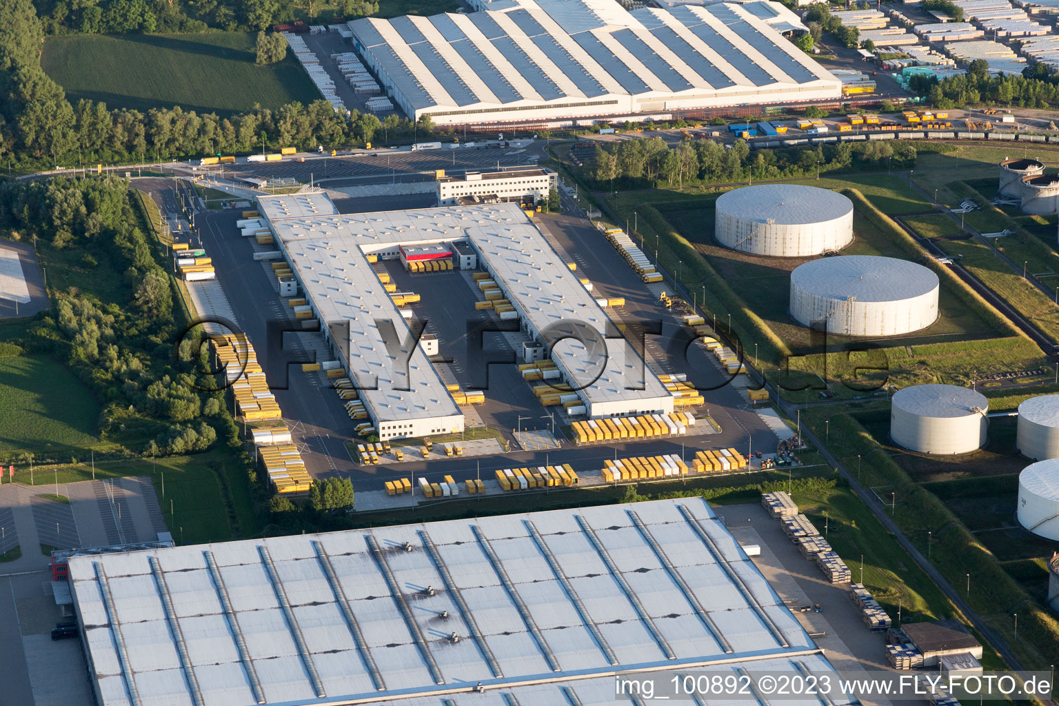 Zone industrielle à l'aéroport à Speyer dans le département Rhénanie-Palatinat, Allemagne vue du ciel