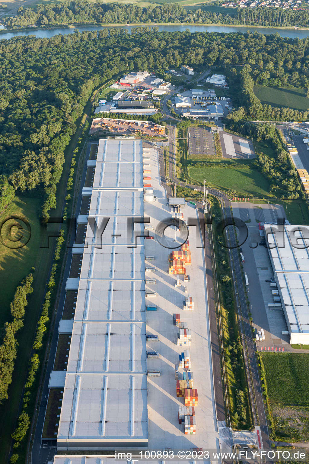 Enregistrement par drone de Zone industrielle à l'aéroport à Speyer dans le département Rhénanie-Palatinat, Allemagne