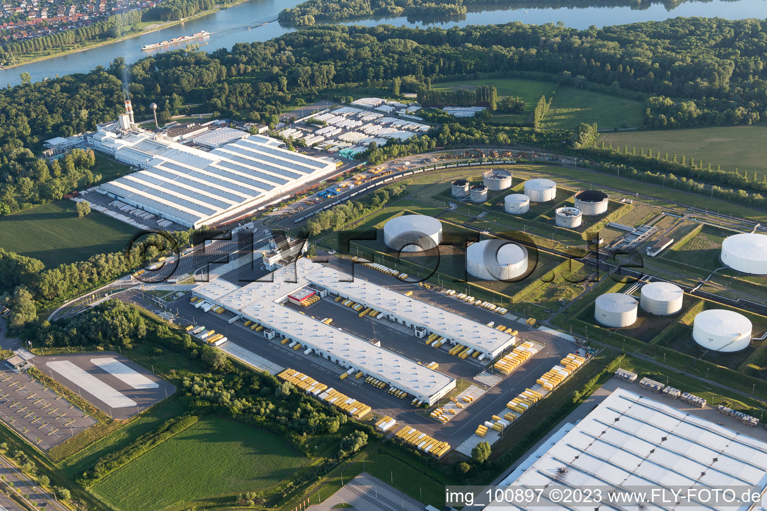 Zone industrielle à l'aéroport à Speyer dans le département Rhénanie-Palatinat, Allemagne du point de vue du drone