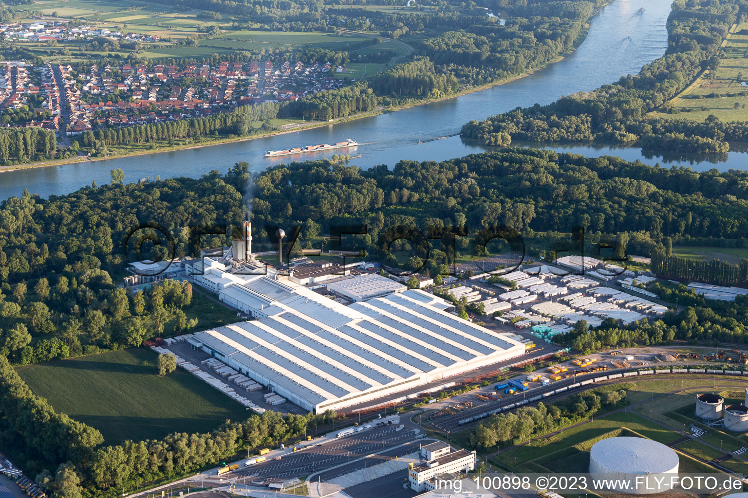 Zone industrielle à l'aéroport à Speyer dans le département Rhénanie-Palatinat, Allemagne d'un drone