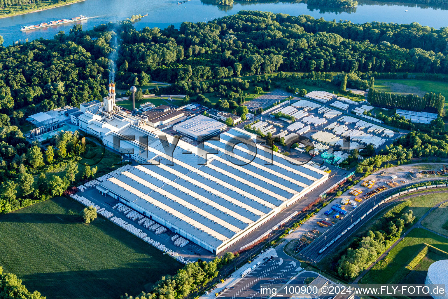 Vue aérienne de Sites de production du fabricant de matériaux isolants et de produits chimiques Saint-Gobain Isover G+H AG à Speyer dans le département Rhénanie-Palatinat, Allemagne