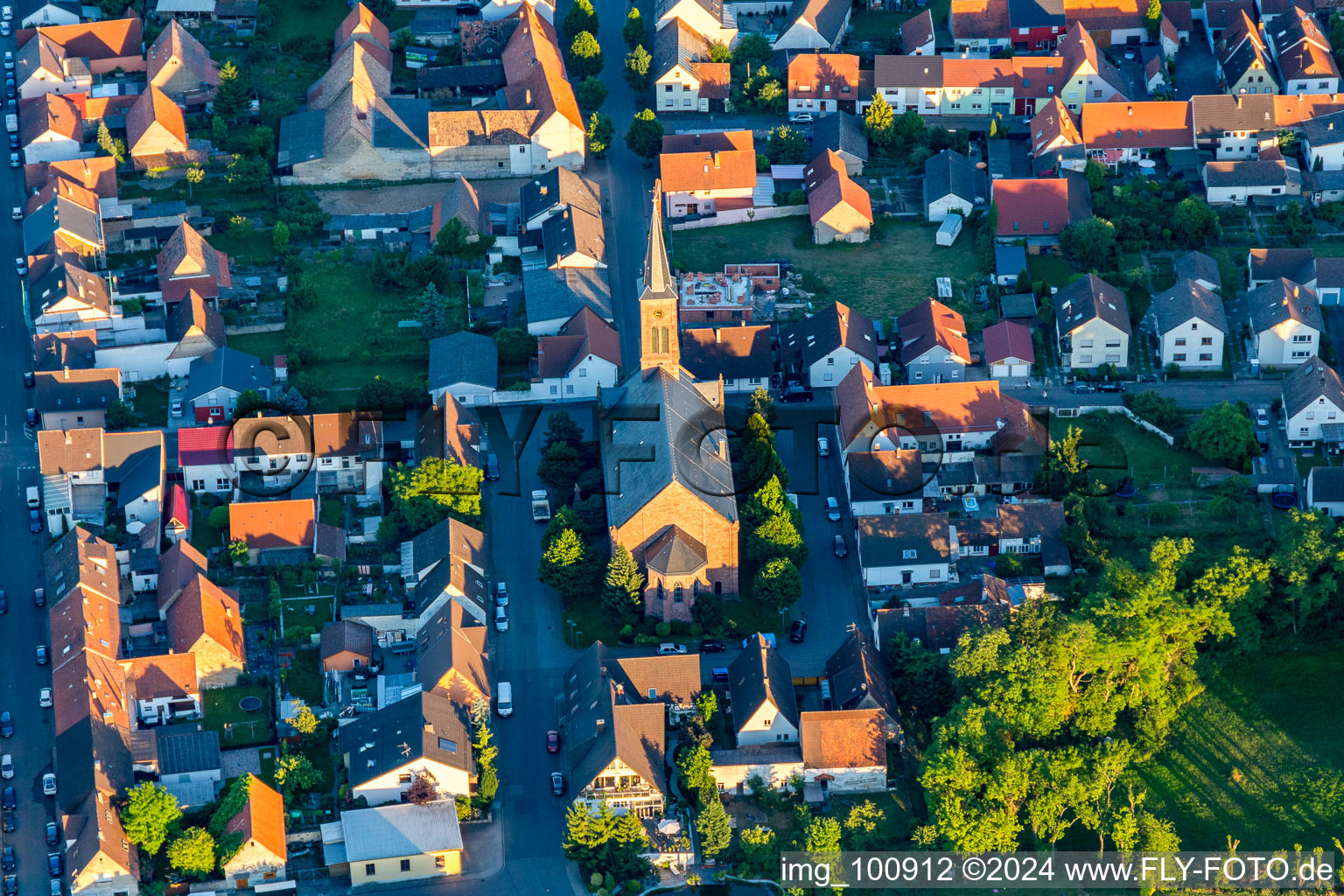 Vue aérienne de Église du nord-ouest à le quartier Rußheim in Dettenheim dans le département Bade-Wurtemberg, Allemagne