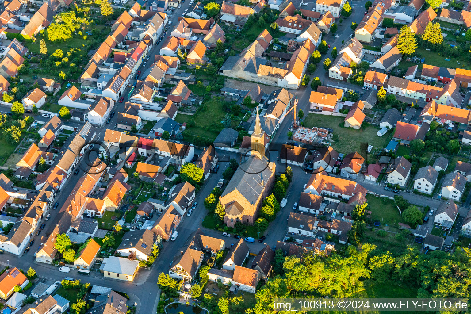 Vue aérienne de Église de l'Ouest à le quartier Rußheim in Dettenheim dans le département Bade-Wurtemberg, Allemagne