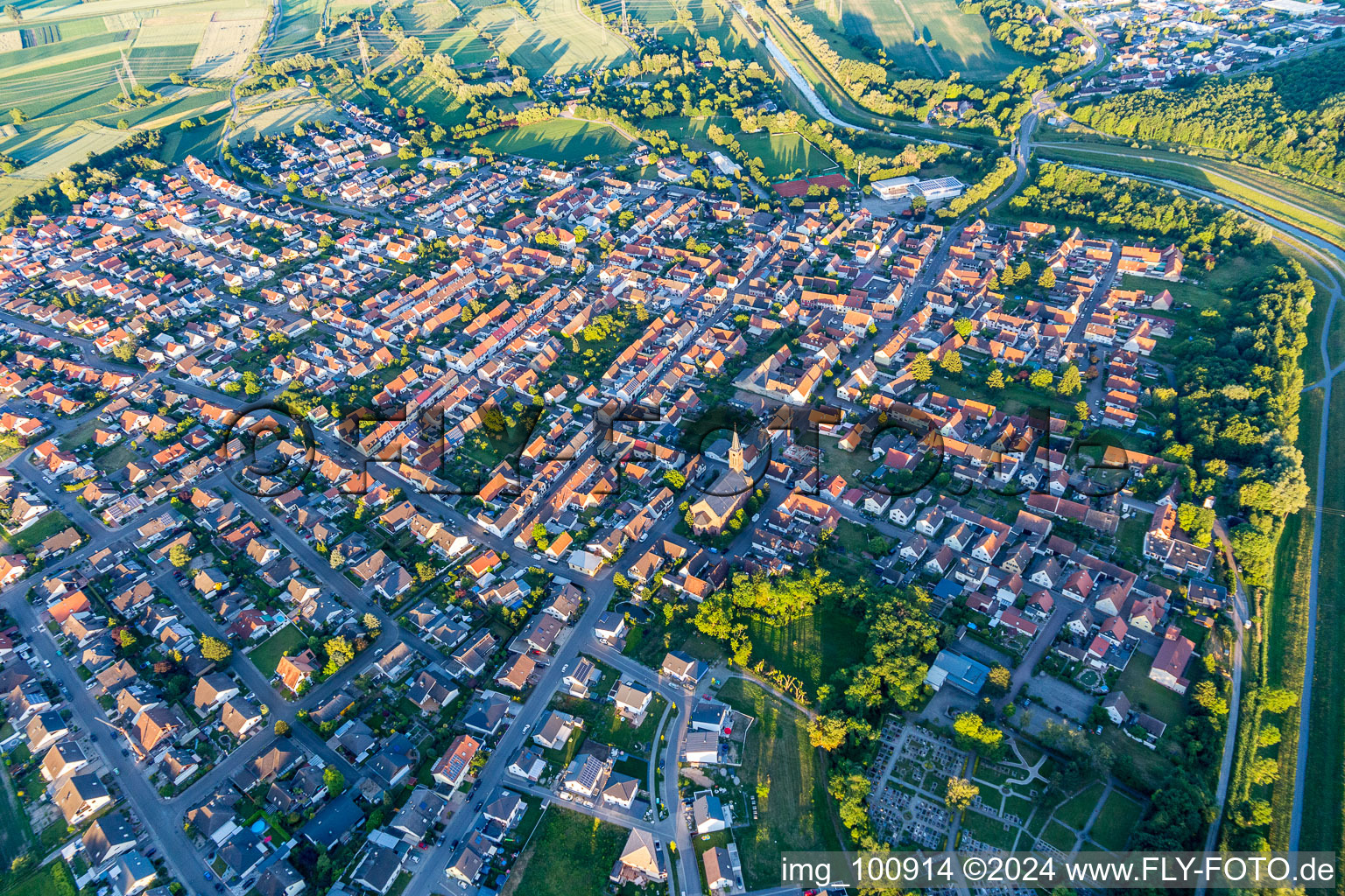 Vue aérienne de De l'ouest à le quartier Rußheim in Dettenheim dans le département Bade-Wurtemberg, Allemagne