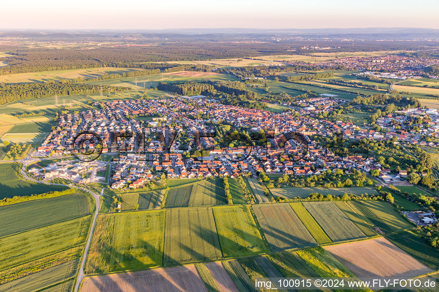 Vue aérienne de Du nord-ouest à le quartier Liedolsheim in Dettenheim dans le département Bade-Wurtemberg, Allemagne