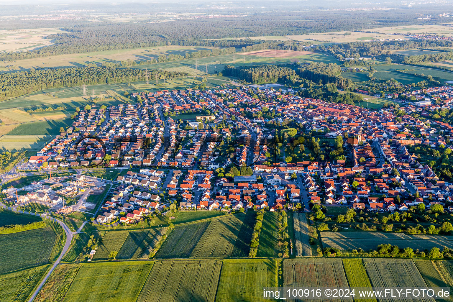 Vue aérienne de Vue sur le village à le quartier Rußheim in Dettenheim dans le département Bade-Wurtemberg, Allemagne