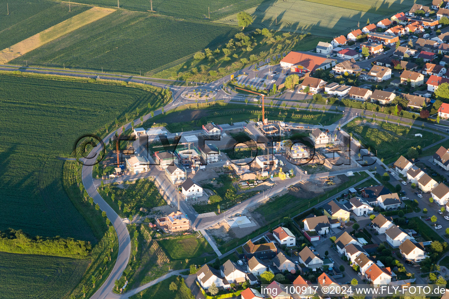 Vue aérienne de Nouvelle zone de développement sur le Kesselring à le quartier Liedolsheim in Dettenheim dans le département Bade-Wurtemberg, Allemagne