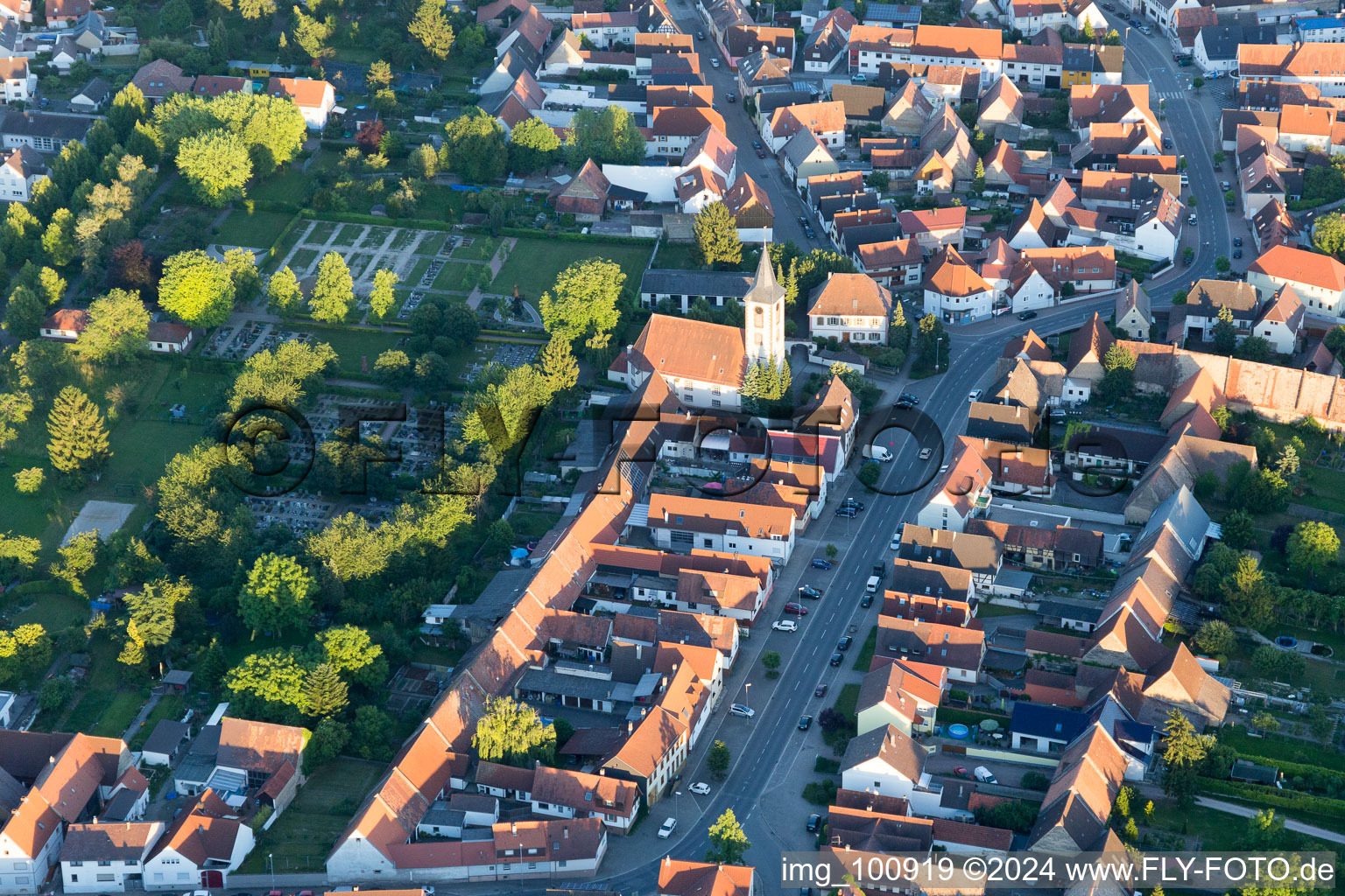 Vue aérienne de Rue Haupt à le quartier Liedolsheim in Dettenheim dans le département Bade-Wurtemberg, Allemagne