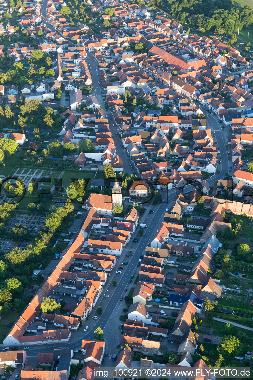 Vue aérienne de Rue Haupt à le quartier Liedolsheim in Dettenheim dans le département Bade-Wurtemberg, Allemagne