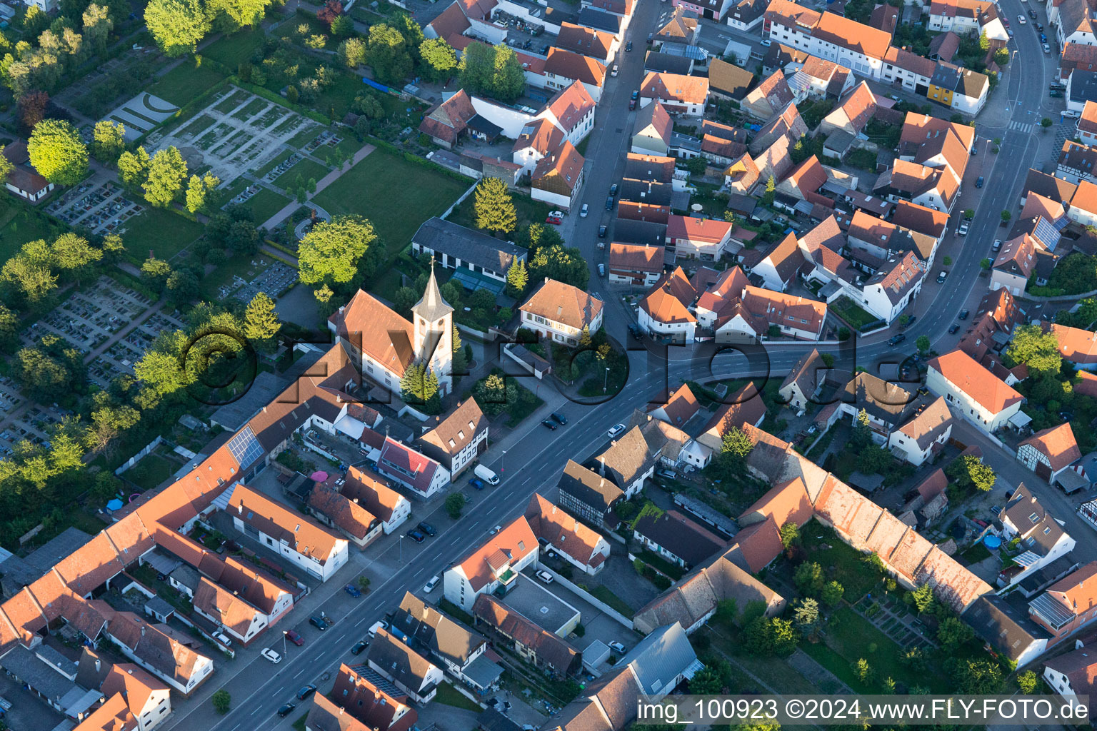 Dettenheim dans le département Bade-Wurtemberg, Allemagne du point de vue du drone