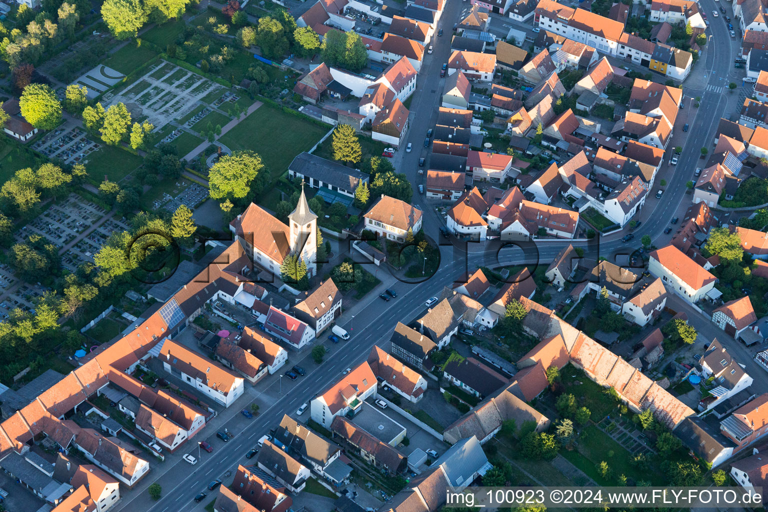 Vue oblique de Rue Haupt à le quartier Liedolsheim in Dettenheim dans le département Bade-Wurtemberg, Allemagne