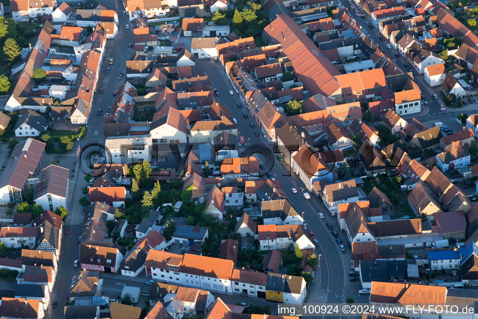 Vue aérienne de Haupt- et Bächlestr à le quartier Liedolsheim in Dettenheim dans le département Bade-Wurtemberg, Allemagne