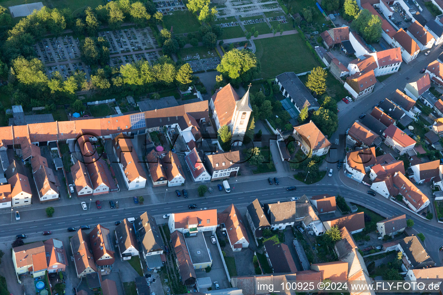 Dettenheim dans le département Bade-Wurtemberg, Allemagne vu d'un drone